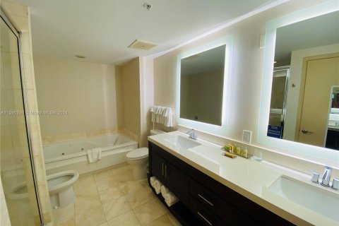 Condominio en venta en Sunny Isles Beach, Florida, 1 dormitorio, 91.97 m2 № 1180011 - foto 8