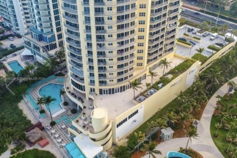 Condominio en venta en Sunny Isles Beach, Florida, 1 dormitorio, 91.97 m2 № 1180011 - foto 3