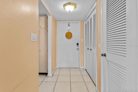 Condo in New Port Richey, Florida, 2 bedrooms  № 1410059 - photo 5