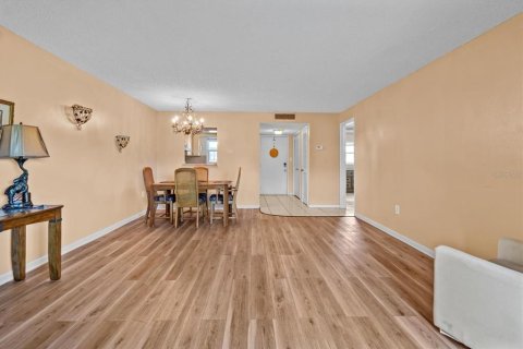 Condo in New Port Richey, Florida, 2 bedrooms  № 1410059 - photo 11