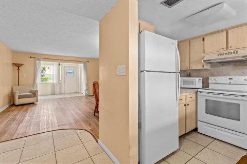 Condo in New Port Richey, Florida, 2 bedrooms  № 1410059 - photo 6