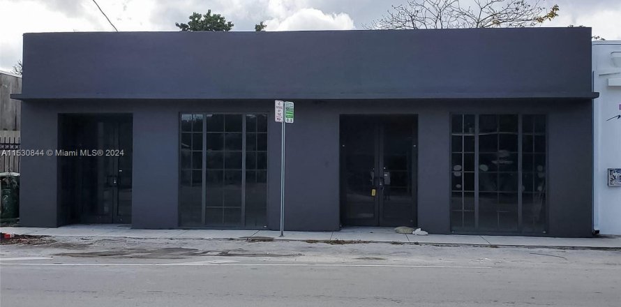 Commercial property in Miami, Florida № 1011177