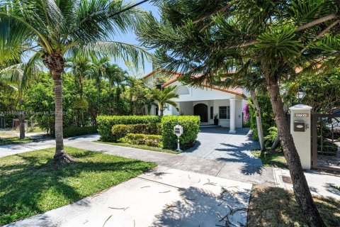 Casa en venta en Miami, Florida, 5 dormitorios, 345.6 m2 № 1328551 - foto 2