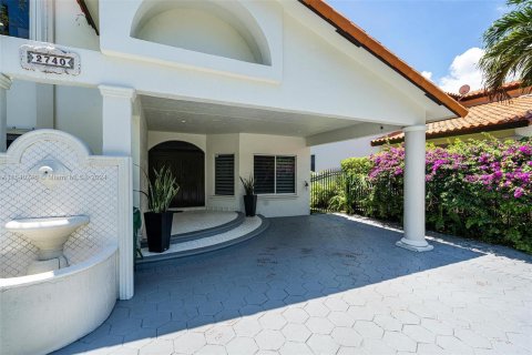 House in Miami, Florida 5 bedrooms, 345.6 sq.m. № 1328551 - photo 4