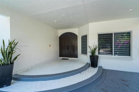 House in Miami, Florida 5 bedrooms, 345.6 sq.m. № 1328551 - photo 6