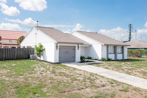 House in Cape Coral, Florida 3 bedrooms, 201.51 sq.m. № 1380731 - photo 27