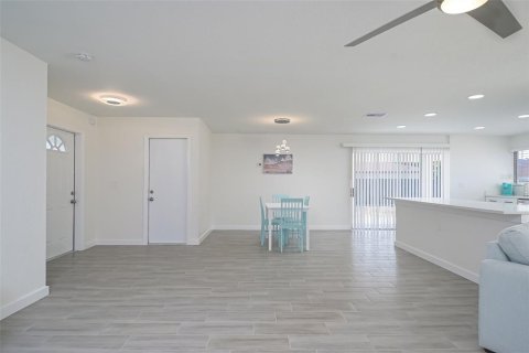 House in Cape Coral, Florida 3 bedrooms, 201.51 sq.m. № 1380731 - photo 6