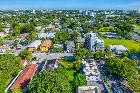 Propiedad comercial en venta en Miami, Florida № 1376054 - foto 12