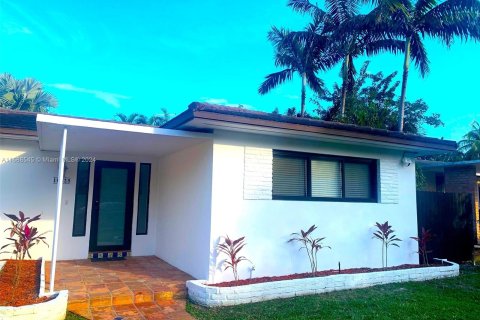 Casa en venta en Miami, Florida, 3 dormitorios, 139.63 m2 № 1429975 - foto 2