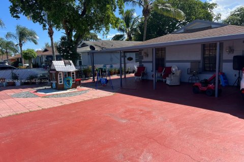 Casa en venta en Miami Gardens, Florida, 4 dormitorios, 136.01 m2 № 1272373 - foto 3