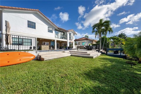 House in Miami Lakes, Florida 4 bedrooms, 368.54 sq.m. № 1079914 - photo 15