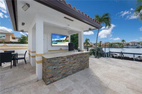 House in Miami Lakes, Florida 4 bedrooms, 368.54 sq.m. № 1079914 - photo 12