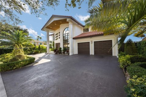 House in Miami Lakes, Florida 4 bedrooms, 368.54 sq.m. № 1079914 - photo 2