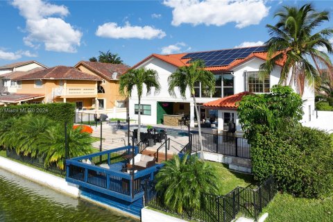 House in Miami Lakes, Florida 4 bedrooms, 368.54 sq.m. № 1079914 - photo 4